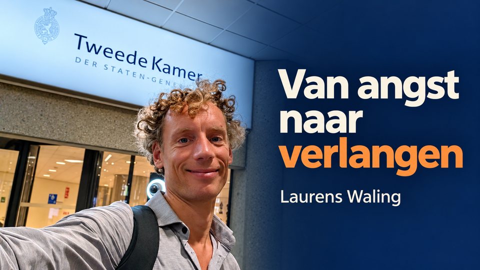 Laurens Waling bij de ingang van de Tweede Kamer, met de titel Van angst naar verlangen