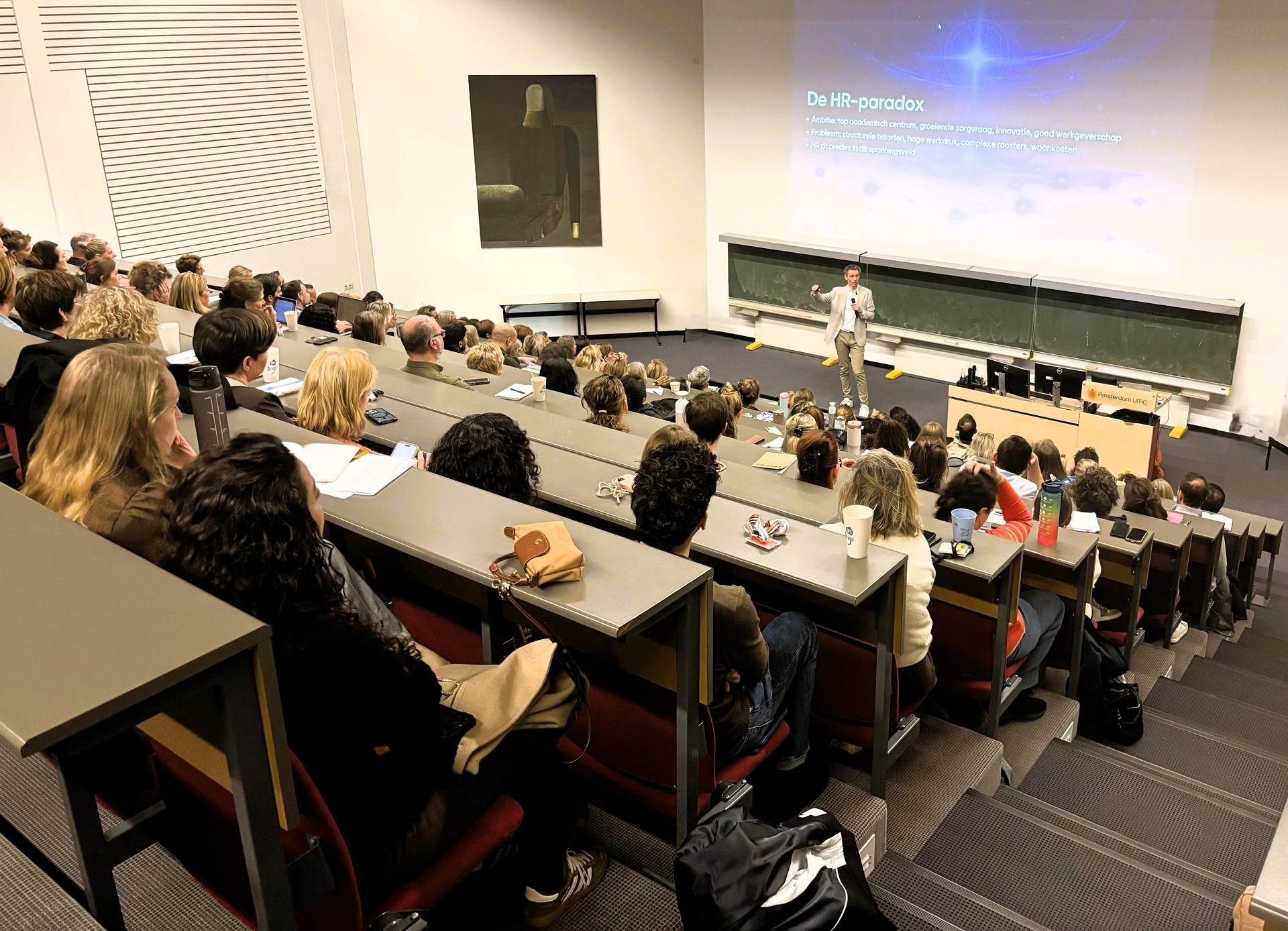 Laurens Waling lecturing a full lecture hall at Amsterdam UMC