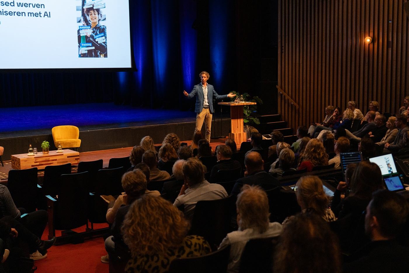 Laurens Waling on a theatre stage, in conversation with the audience