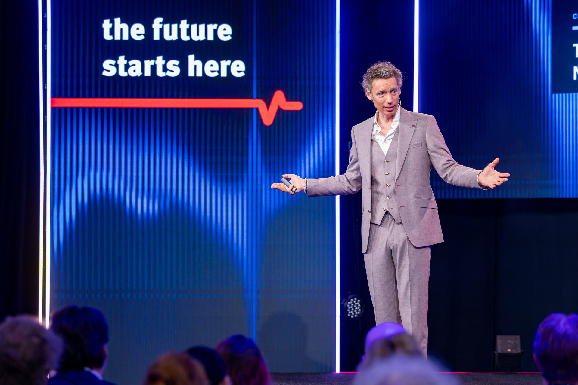 Laurens Waling with open arms in front of the words 'the future starts here'