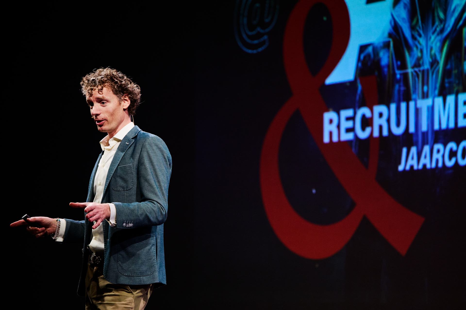 Laurens Waling pointing at the screen during a talk on recruitment