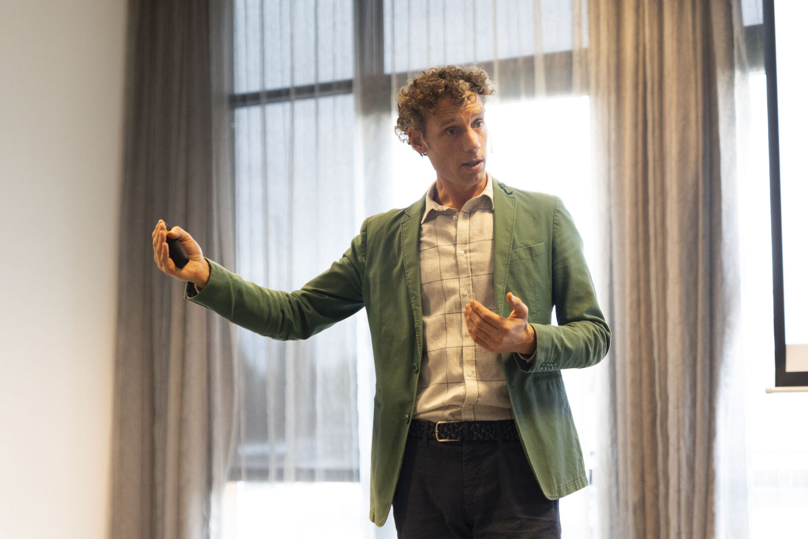 Laurens Waling, keynote spreker, tijdens een optreden