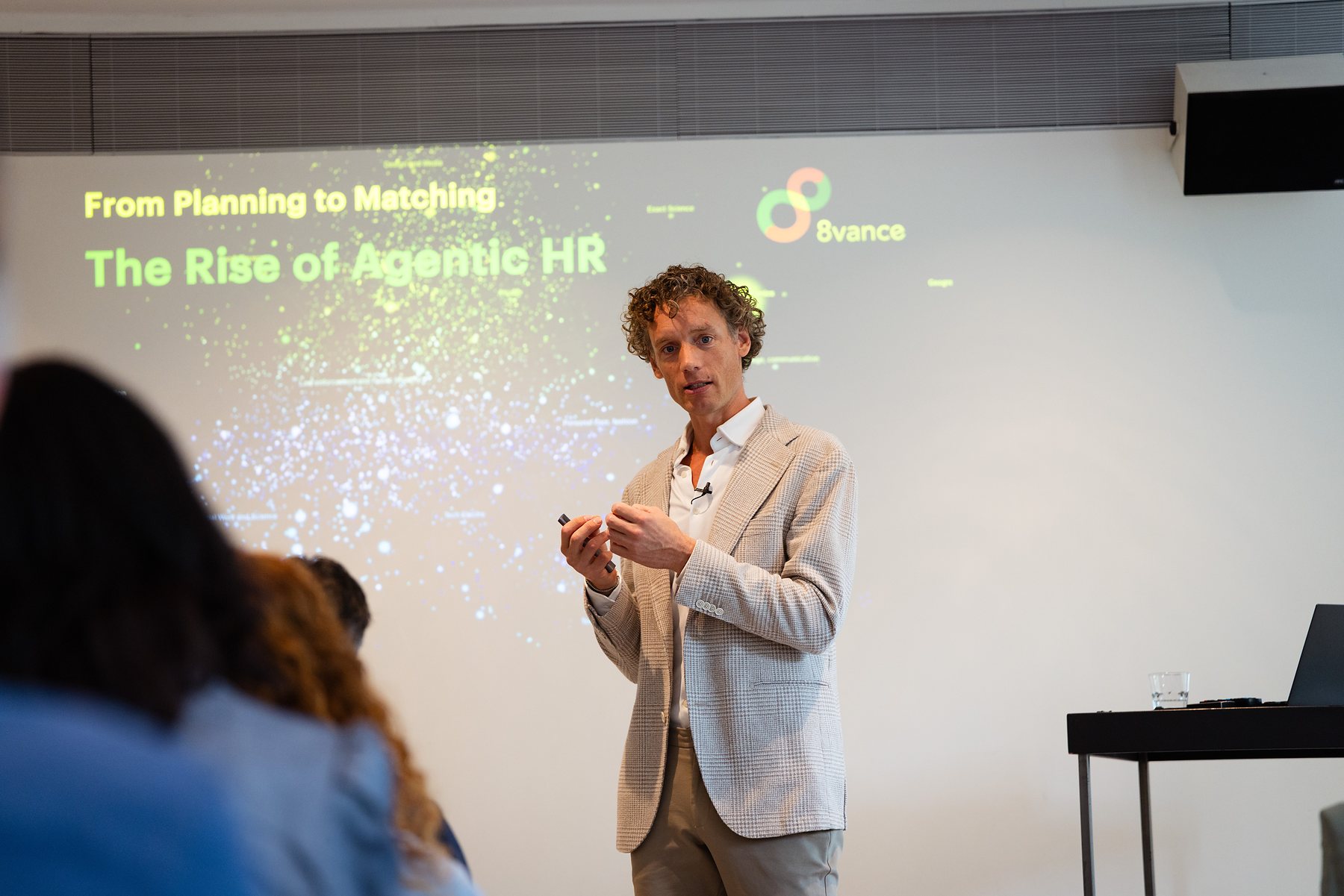 Laurens Waling spreekt voor een scherm met From Planning to Matching, The Rise of Agentic HR en het 8vance-logo