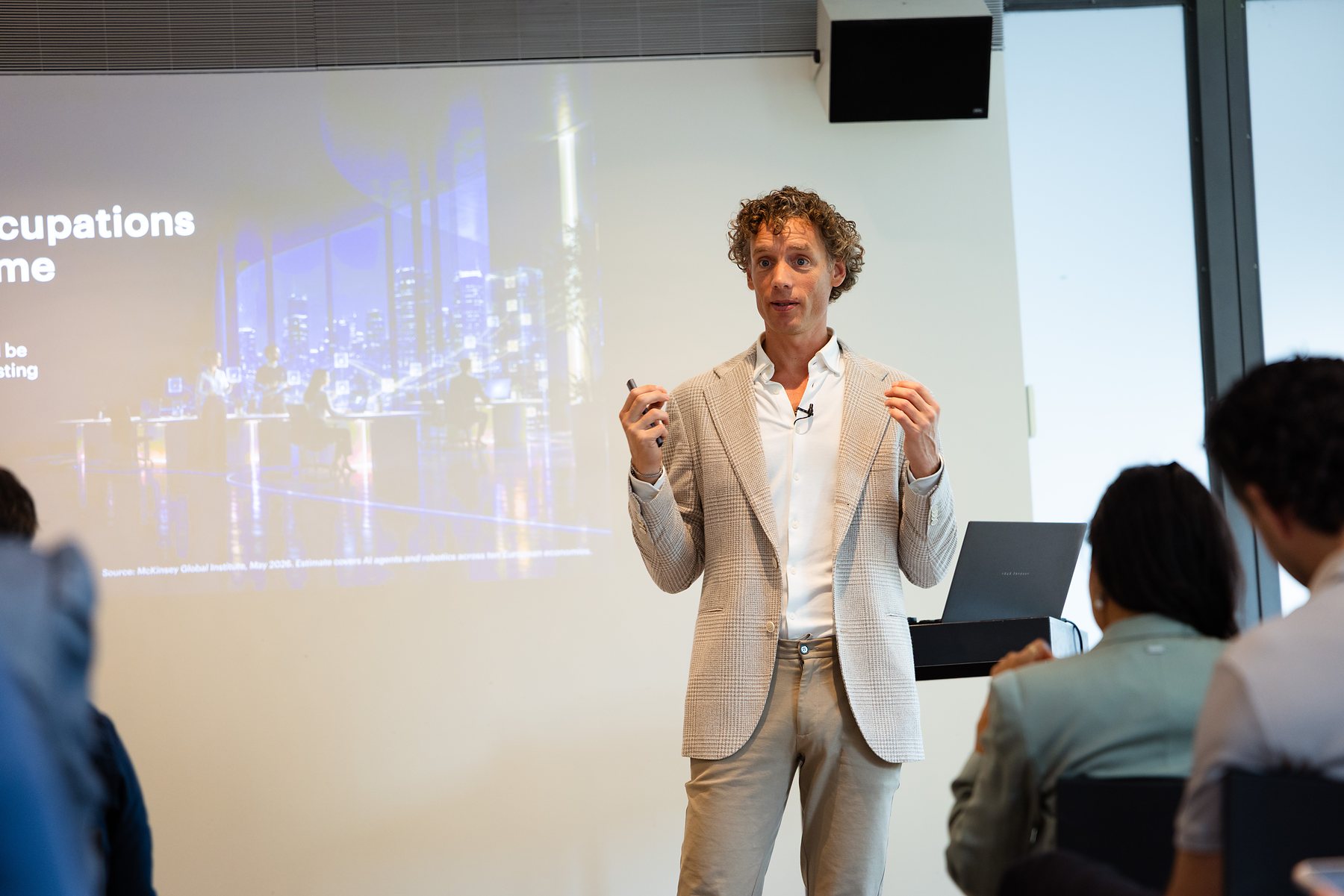 Laurens Waling in gesprek met de zaal, handen in beeld