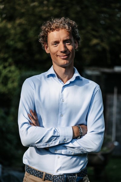 Laurens Waling, warm portret buiten in de tuin