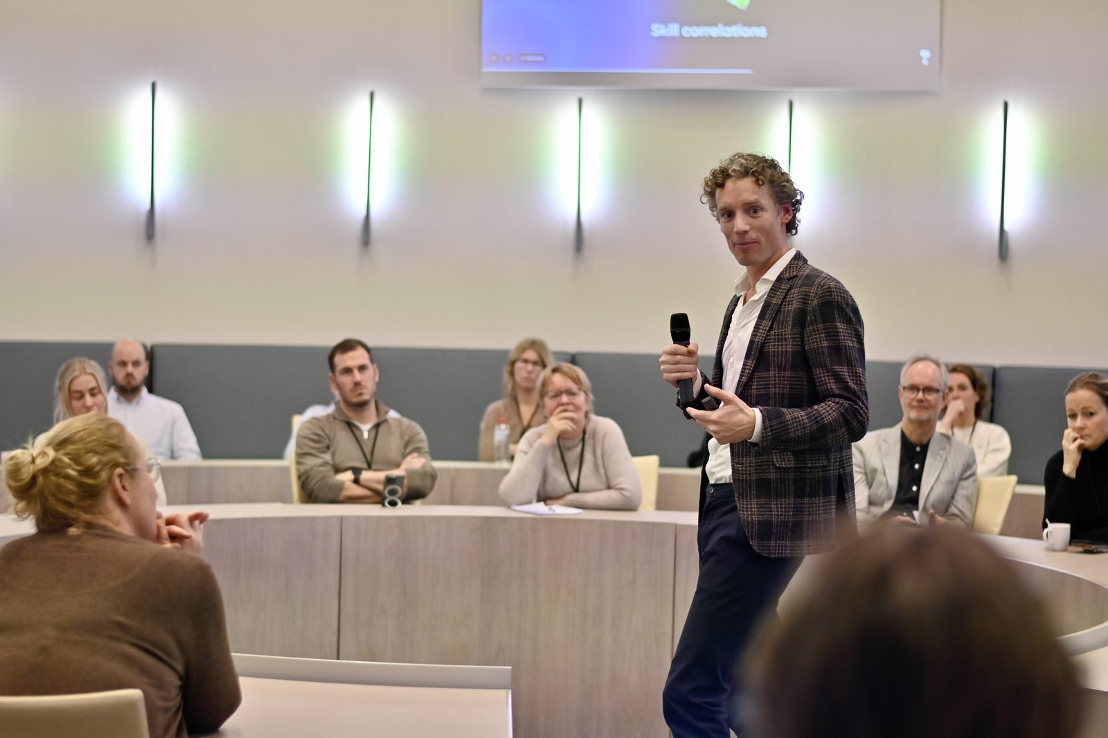 Laurens in gesprek tijdens bestuurlijke roundtable