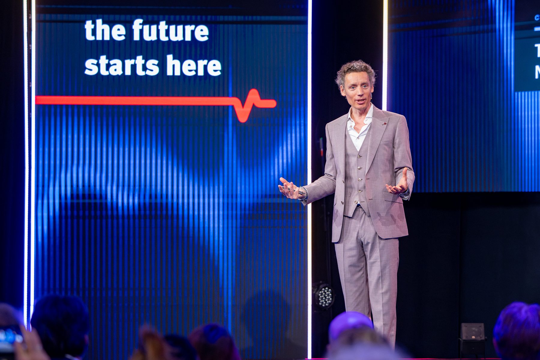 Laurens Waling op het podium voor het scherm 'the future starts here'