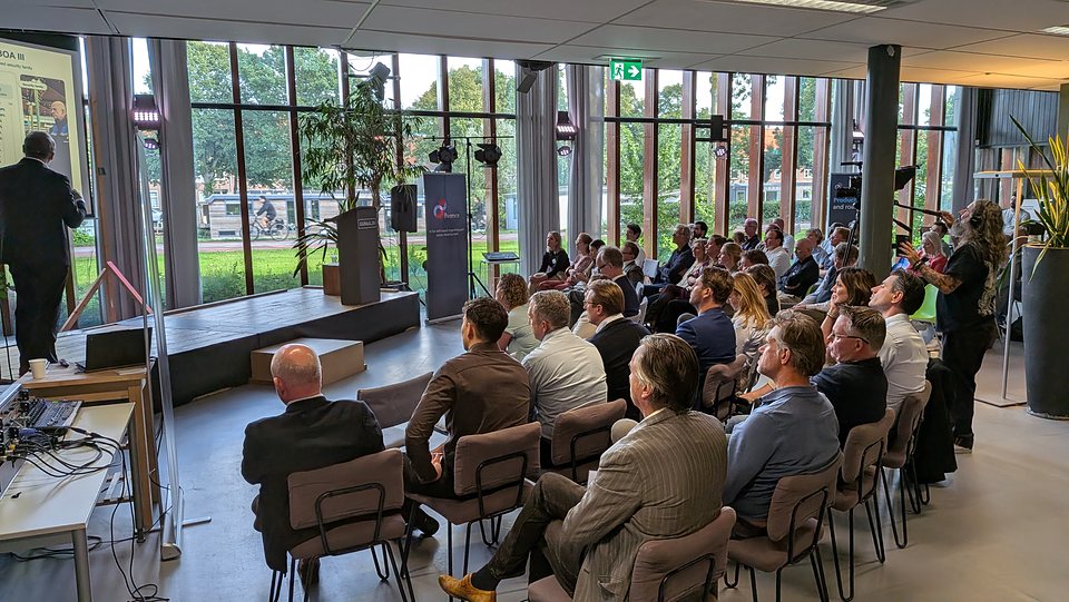 Een volle zaal met deelnemers tijdens een bijeenkomst van de AI Matching Community